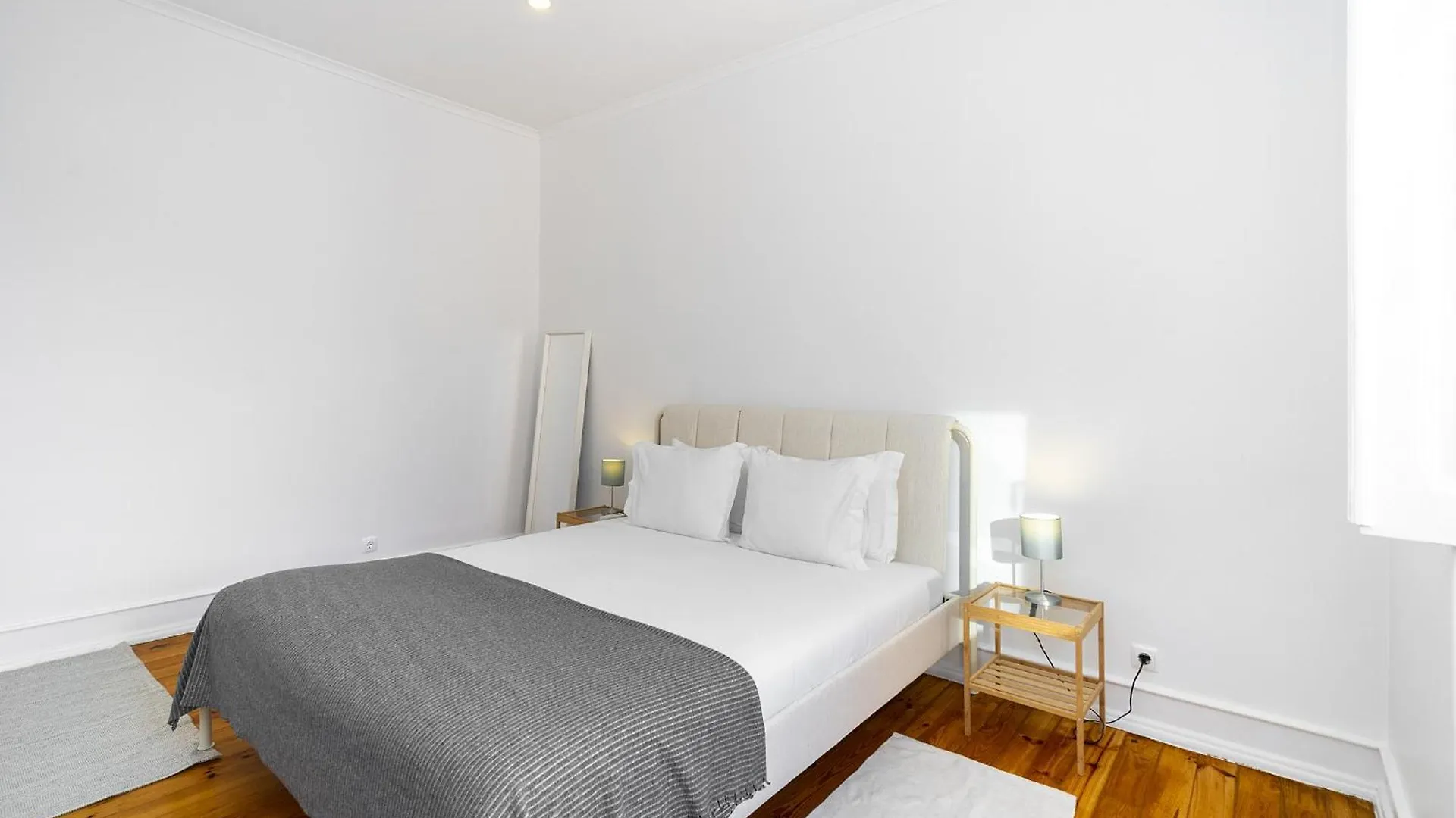 Whome Mid-Term Marvel: Your Home Away From Home Lisbona Portogallo