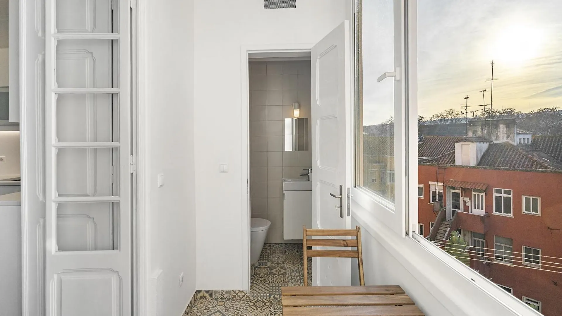 Whome Mid-Term Marvel: Your Home Away From Home Lisbona Portogallo